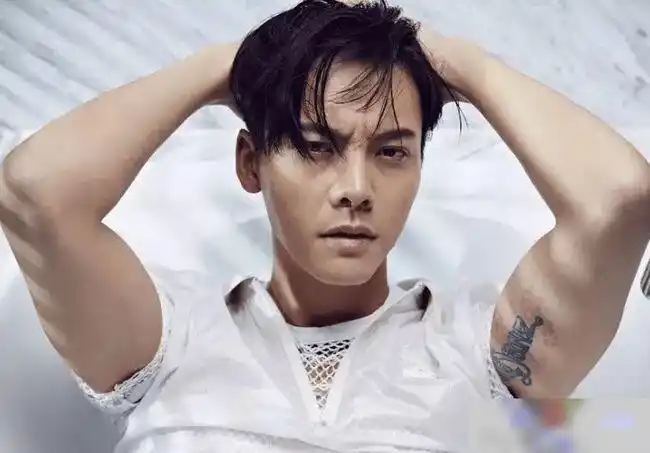 明星纹身多样,藏纹身的手法更是花招百出,谁藏着的纹身更有趣?