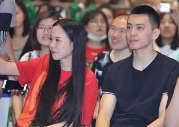 杨鸣妻子唐佳良近日更新个人微博写道:"在罪恶中游泳的人,必将在悲哀