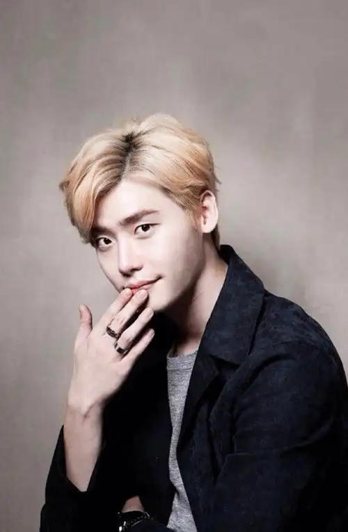 男士三七分斜背头正视前方用手将头发进行分区