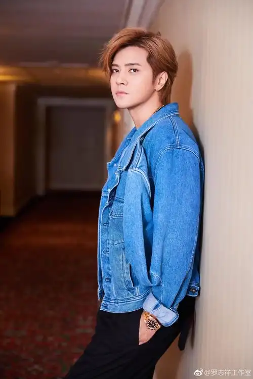 罗志祥蓝色牛仔装凹造型表情不羁十分酷炫