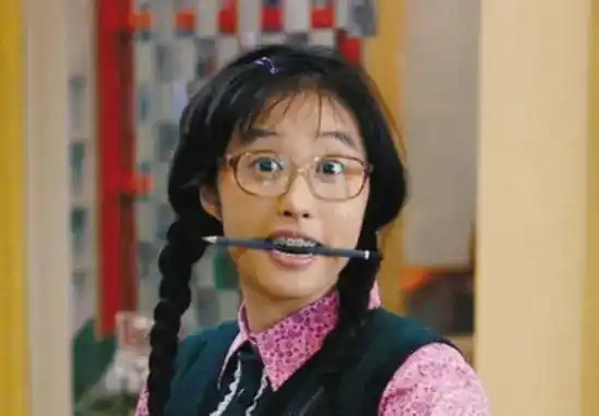 相信很多人都看过,李欣汝在剧里扮演的林无敌,戴一副黑框眼镜,箍着牙