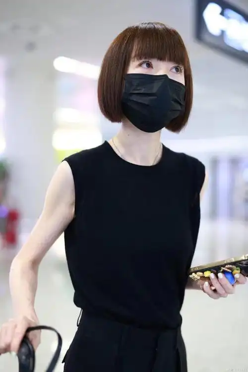 53岁陈鲁豫暴瘦认不出一头短发英姿飒爽身形消瘦好像纸片人