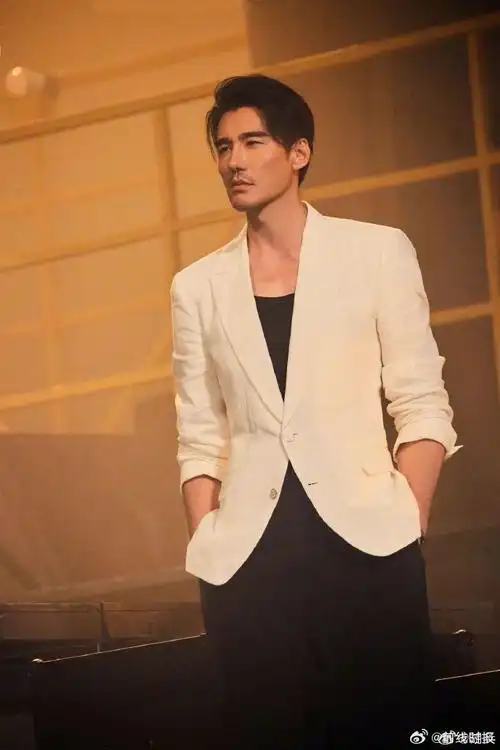 胡兵白色西装 天呐完全看不出胡兵已经52岁了!