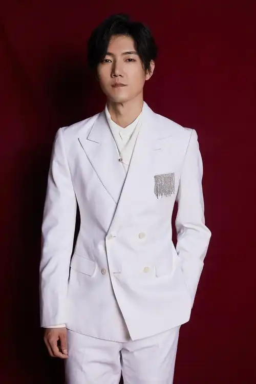 p>王晰,1985年4月9日出生于辽宁省营口市,中国内地流行乐男低音歌手