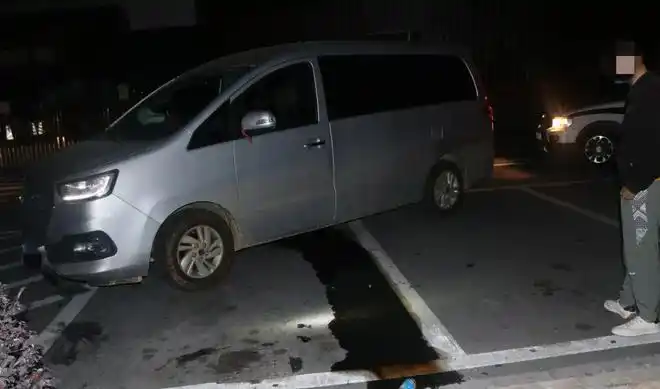 砰砰砰高速上半夜三车发生碰撞只因车主换轮胎