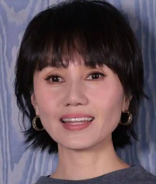 原创上海这一夜被笑不露齿的袁泉惊艳从不穿暴露礼服却艳压群芳