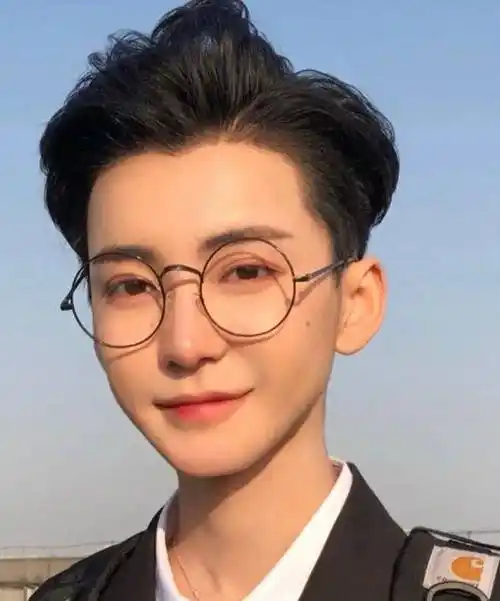 百万网红李由宣布变性容貌又纯又欲堪称网红审美天花板