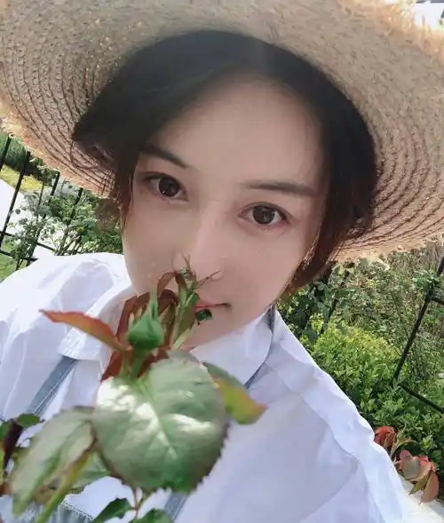 张馨予"抽风"式做蛋糕,刚出炉就忍不住吃一大口,嘴边沾的奶油好似小花