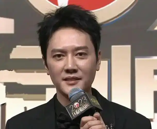 演员冯绍峰今晚国剧盛典最新红毯生图出炉啦冯叔老了好多啊
