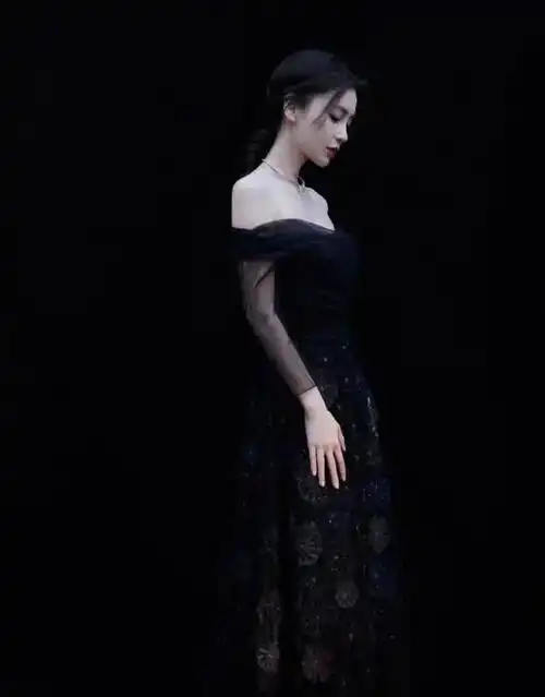 都说杨颖的素颜很黑当她穿上黑色长裙搭配精致妆容白得发光