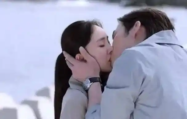 《暴风眼》:张彬彬和杨幂接吻惹争议,老板和下属能有感情戏吗?