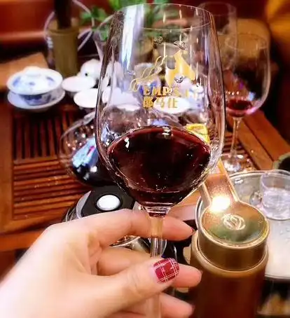 喝葡萄酒为什么要摇杯