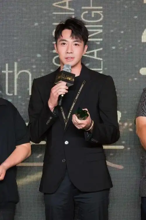 俞灏明重回舞台自信十足,毫不掩盖手上伤疤,西装衬出高挑好身材