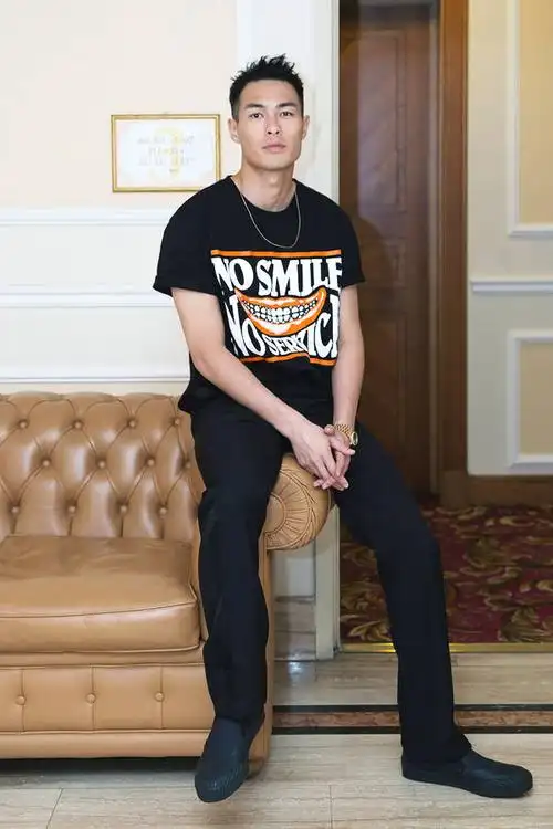 杨佑宁米兰看秀 全黑look玩味随性不羁