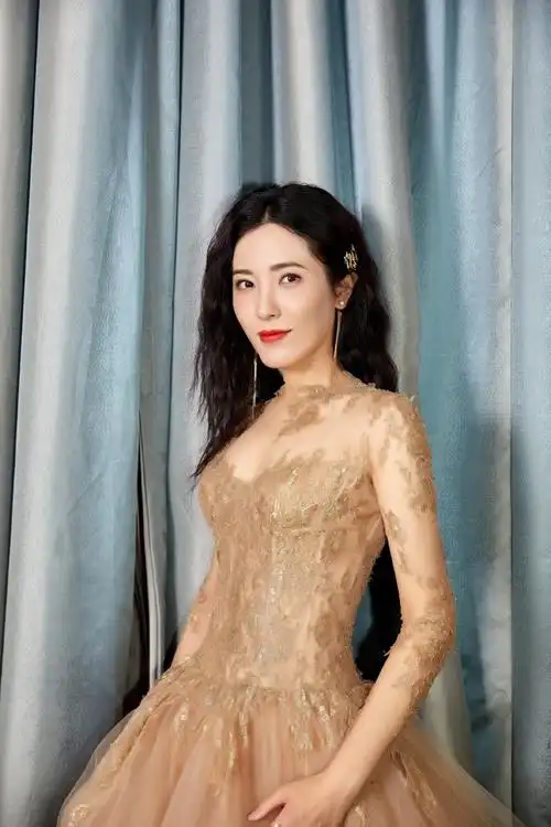 著名演员曾黎:中戏百年才出的校花,如今47岁未婚,母亲却不逼婚