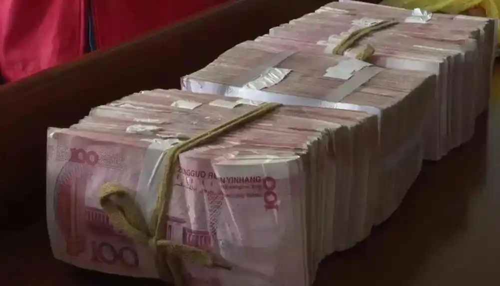 2011年,河南农村夫妻家中藏有8000万现金,邻居眼中家徒四壁