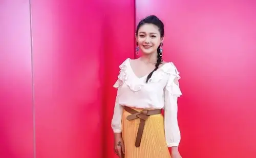 麻花辫的发型更是满满清纯俏皮,精致独特的耳饰更是时髦好看,给大s