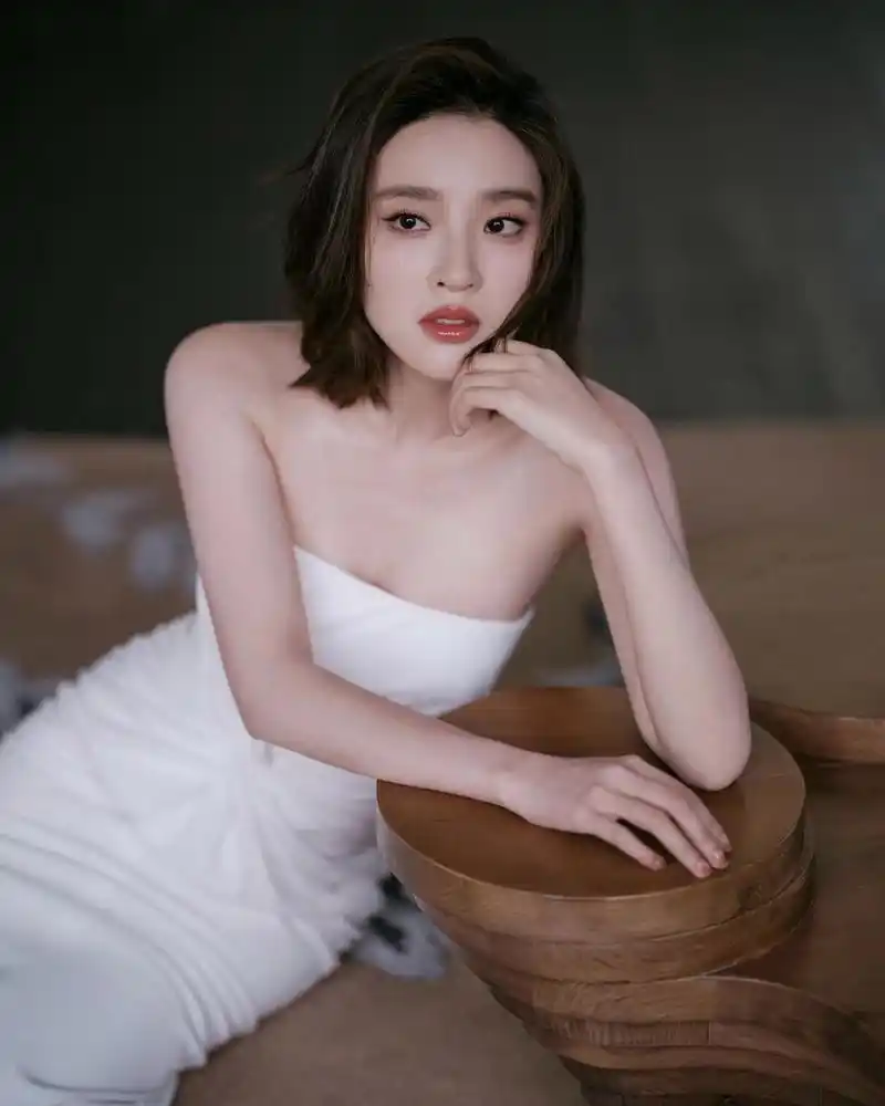 唐艺昕白两色抹胸裙造型大片来了,白色礼服神秘冷艳,白色礼服高洁优雅