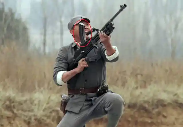 一名八路军士兵正在举枪朝天空中的日军战斗机射击.