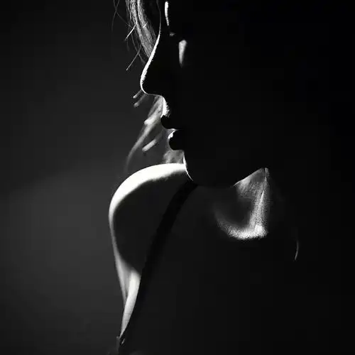 黑白头像女生伤感_巧兔教学