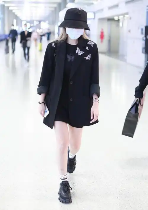 周扬青暗黑霸气穿搭宽肩西装配蝴蝶印花连衣裙素颜出镜也难掩魅力