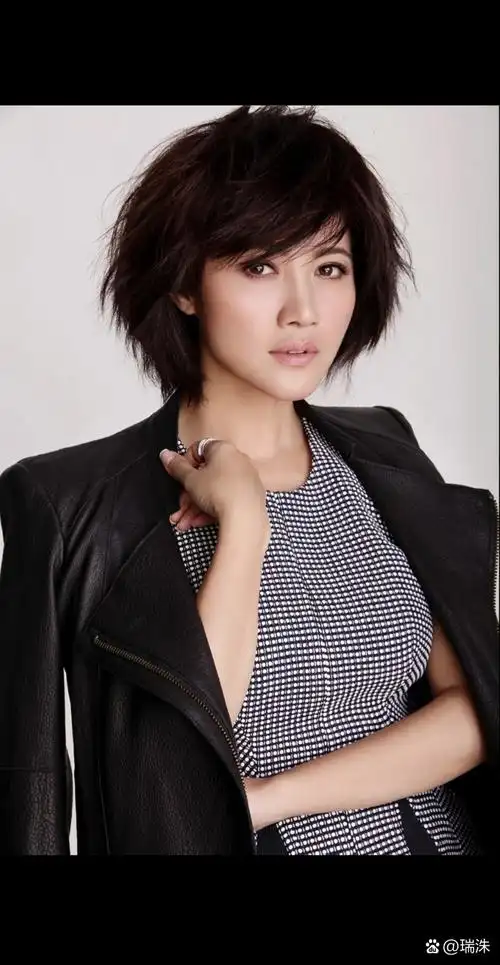 颜丙燕,看着就非常有个性.