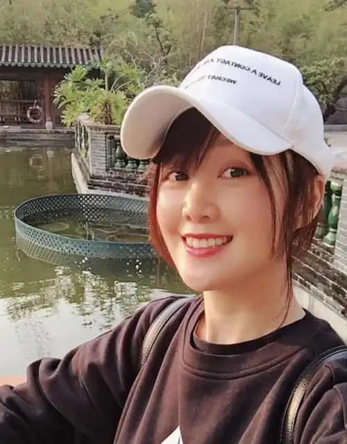 梁小冰晒近照52的年纪25的气质网友还是那个年代的女星耐看