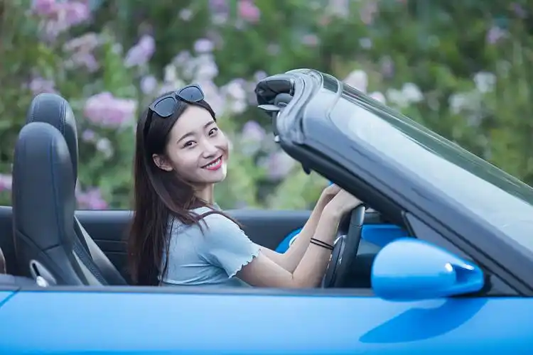 年轻女人开着跑车图片下载