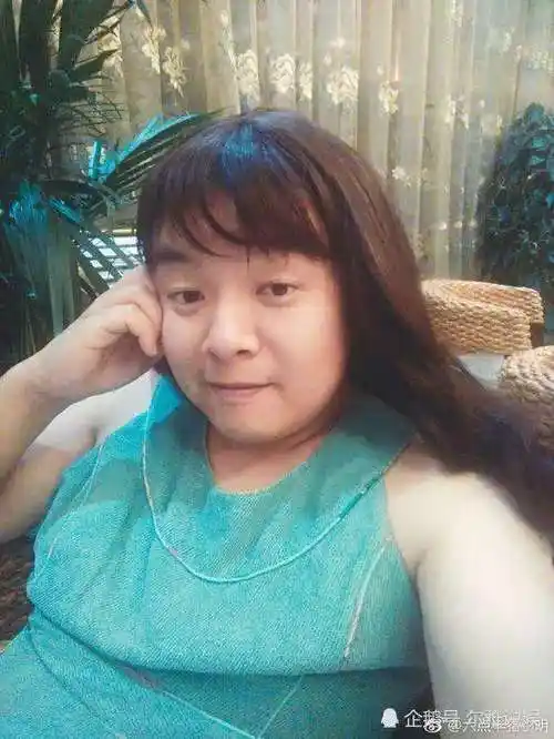 穿上女装的他有没有撩到你呢,猪小明的背景比较简单,只是一个签约艺人