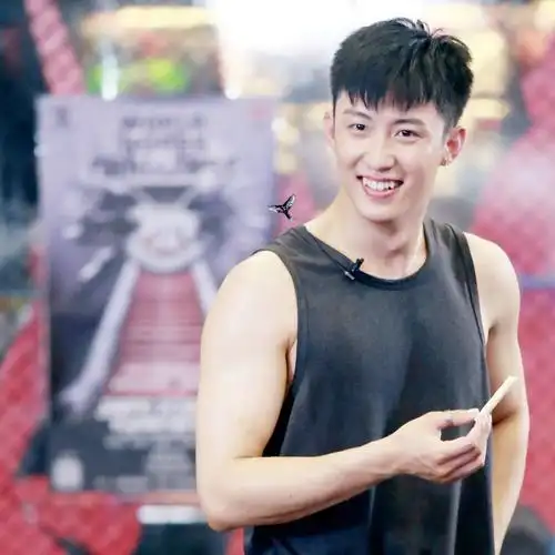 笑出虎牙的黄景瑜