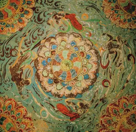 莫高窟第329窟初唐的莲花藻井上的飞天