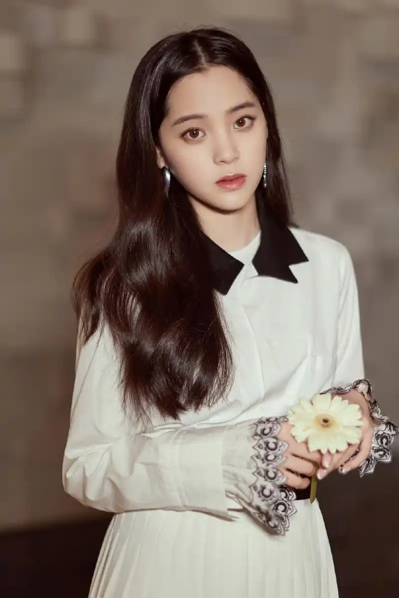 简介:欧阳娜娜白裙清纯写真图片,分享一组欧阳娜娜图片给大家,图中的