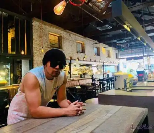 周杰伦中年发福?一张「浩克巨臂照」让你我汗颜