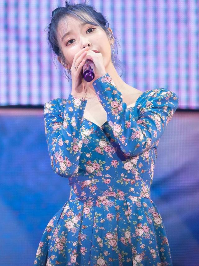 iu李知恩换发色后更美了,搭配蓝色法式碎花裙,化身"花仙子"!