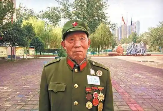 老首长忘不了他的军功,苦苦寻找,原来他幸存下来后去