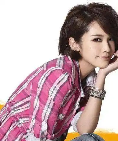 35岁的杨丞琳甜美像少女,日系搭配超减龄,收获爱情李荣浩爱定她_姐姐