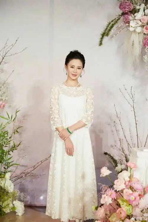 关悦45岁生日左吻闺蜜董璇,右吻老公佟大为,好不热闹_民国_身高_女儿