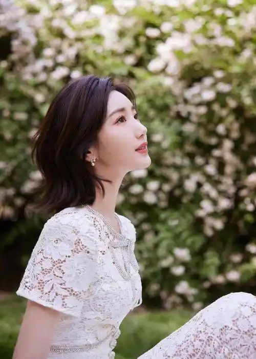 毛晓彤白色时尚镂空裙造型_短发_裙子_美貌