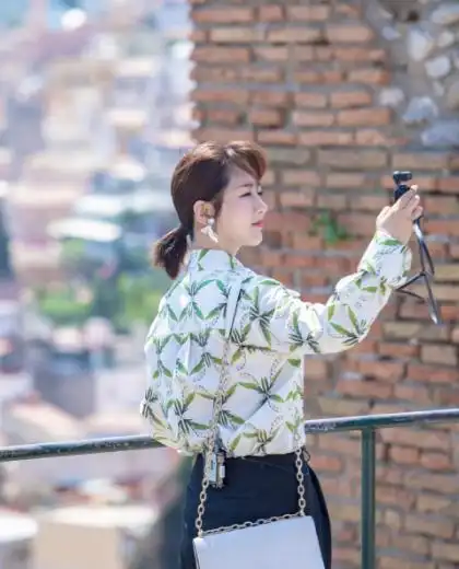 杨紫短发扎低马尾简洁利落又有点俏皮