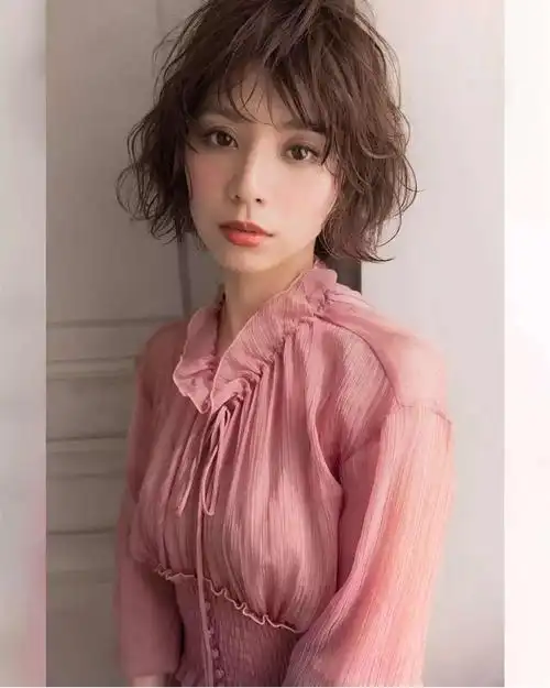 微卷的发丝增加了发型的柔和感,这就是现代短碎发的风格,你喜欢吗?