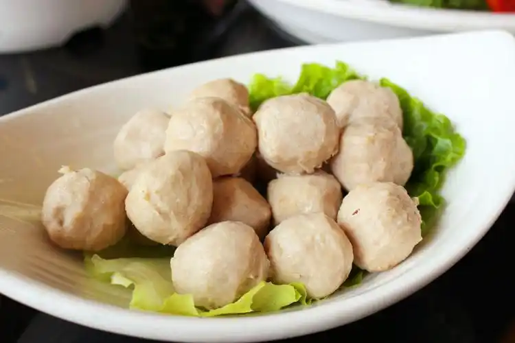 贡丸:也叫猪肉丸,是一种肉糜制品,它是以新鲜猪肉(或冷冻猪肉)为原料