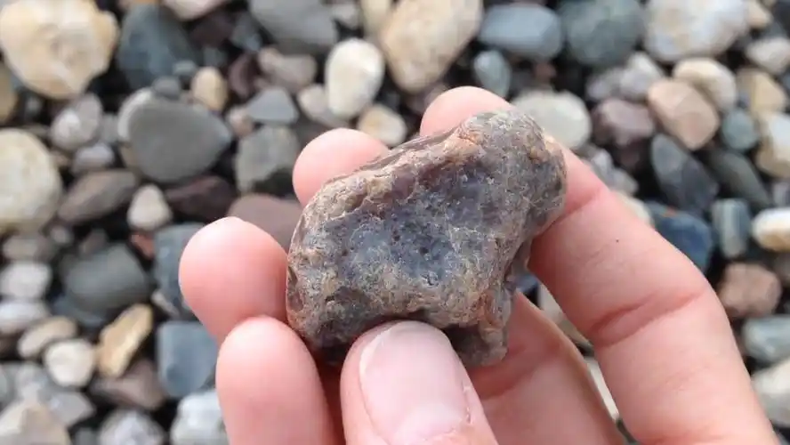 男子河边发现一小石头,捡起来一看,高兴极了