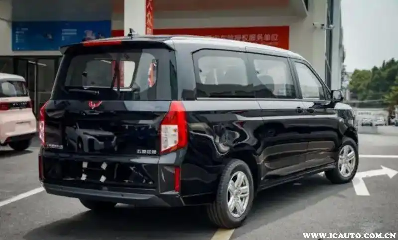 五菱征程mpv正式上市提供9座定位家用758万起售