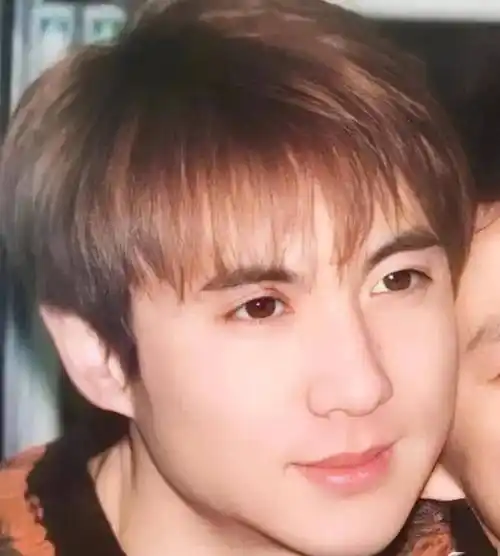 沈腾年轻的照片就这样谢娜没有帮助沈腾上快乐大本营的节目,这时候