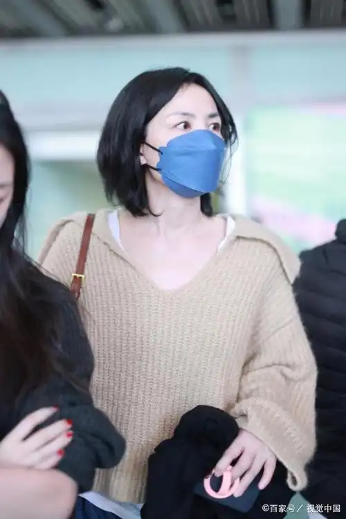 54岁王菲现身首都机场短发毛衣清爽干练