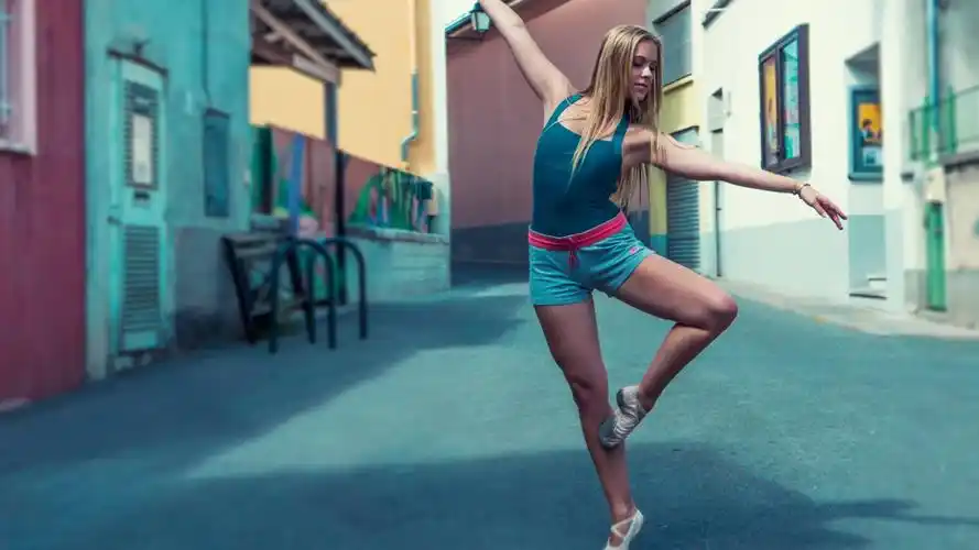 blondedancerwomenwomenoutdoorsballettanktopblueshorts壁纸图片