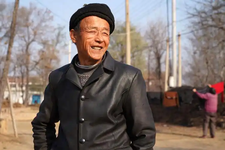 他从安徽来到河南给1个农村女人打工30年看生活成啥样