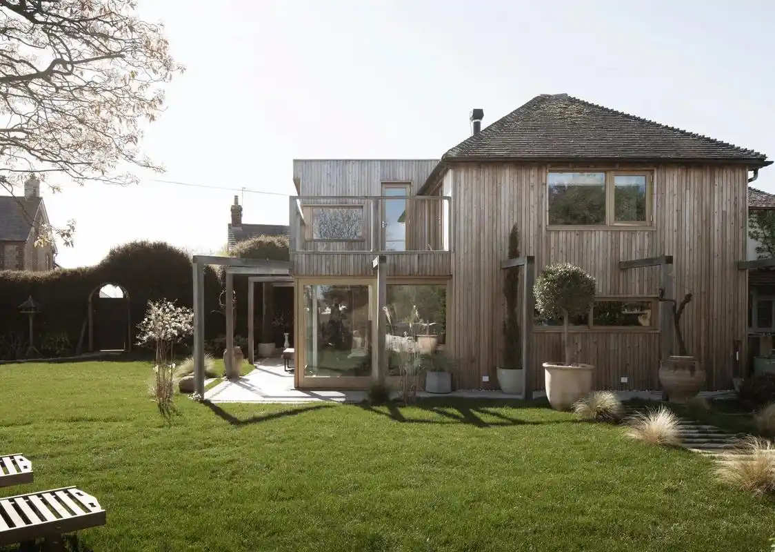 英国南部的乡村木屋.我们的客户在2015年购买了这栋岛屿别墅 - 抖音