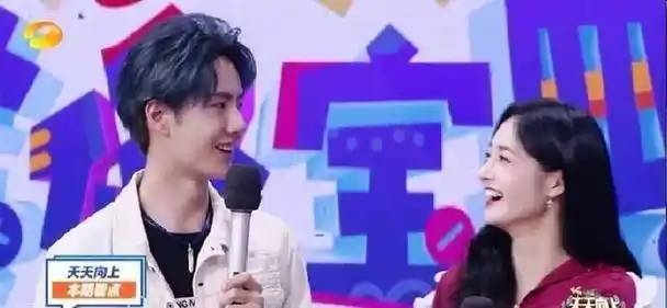 对比和周洁琼跳舞王一博和程潇搭档跳舞动作和表情反差却很大