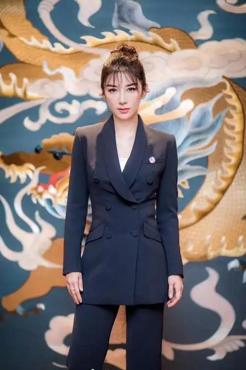 黄奕气场真强西装配阔腿裤亮相法式刘海配丸子头美出新高度